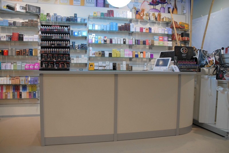 Arredare low-cost, ma con intelligenza: l’importanza del bancone da negozio.